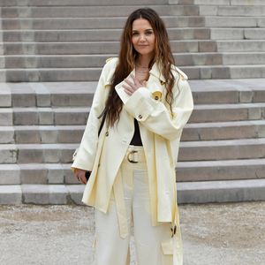 Katie Holmes begeistert mit frühlingshaftem Look in Paris