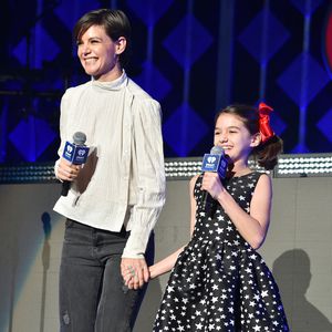 Seltener Anblick: Katie Holmes & Suri gemeinsam on stage!