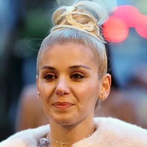 Erkannt? Katie Melua hat auf einmal strahlend blonde Haare