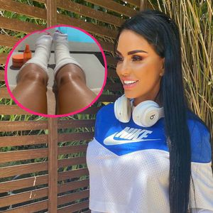 "Neue Bräunungsstreifen": Katie Price sonnt ihre Gipsbeine