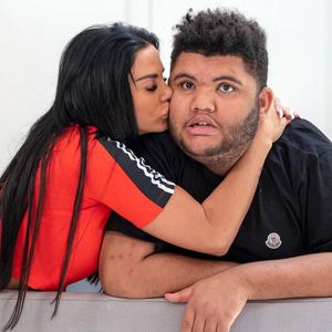 Während Anfall: Harvey Price mag es, wenn Geschwister weinen