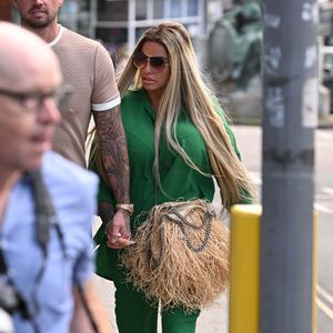 Im grasgrünen Jogger: So spazierte Katie Price ins Gericht