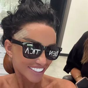 Erneute Behandlung: Katie Price zeigt stolz ihre neuen Zähne