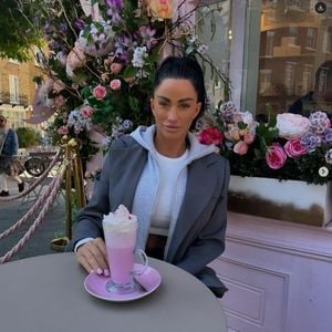 Katie Price hat Führerschein wieder und fährt teures Auto