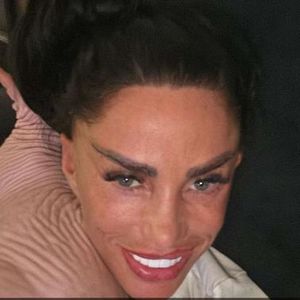 Katie Price zieht nach Facelift-OP selbst Fäden heraus