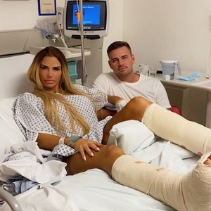 Wegen gebrochener Füße: Katie Price erneut im Krankenhaus