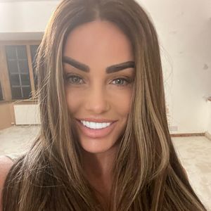 Nach Fußschmerzen: Katie Price auf Krücken vor Krankenhaus