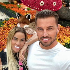 "Babys, Hochzeit": Katie Price und Carl planen 2022 Großes