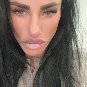 Katie Price schockiert mit frisch aufgespritzten XXL-Lippen