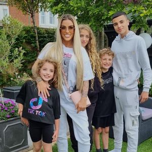 Katie Price teilt seltenes Foto mit ihren vier jüngsten Kids
