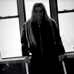 Ein Jahr nach Unfall: Katie Price braucht wieder Krücken