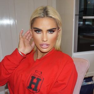 Wegen Sozialstunden? Katie Price trägt keine Extensions mehr