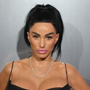 Katie Price zeigt stolz neues Facelift und Brust-OP-Ergebnis