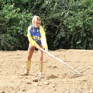 Mit Shorts und Bagger! Katie Price ackert auf Messie-Anwesen