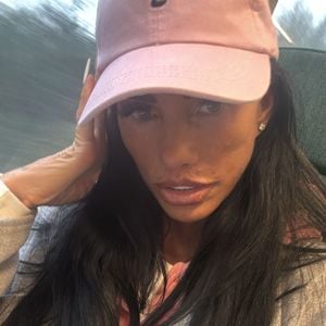 Katie Prices Mama ist sauer wegen Lees Songwidmung in Krise