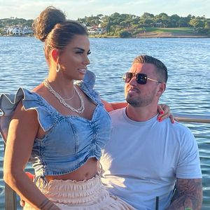Perfektes Glück: Katie Price und Carl feiern ihr Einjähriges