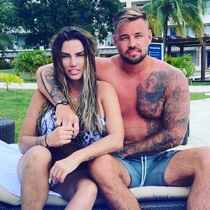 Sie schreibt ihrem Ex! Katie Price' Verlobter Carl ist sauer