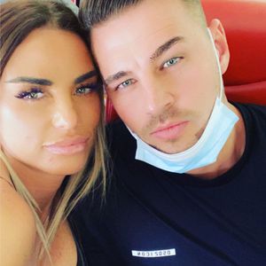 "Bete ihn total an": Katie Price macht Carl Liebeserklärung