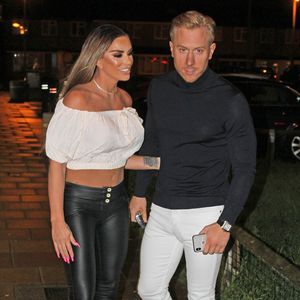 Riesenzoff: Katie Price lauert Ex Kris Boyson zu Hause auf