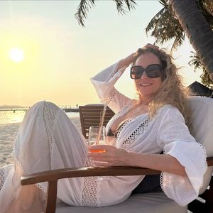 Katja Burkard schickt sommerliche Urlaubsgrüße im Bikini