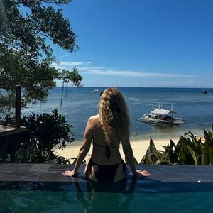 Kurz vor der 60: Katja Burkhard beeindruckt Fans im Bikini