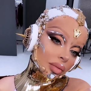Rapperin Katja Krasavice als nackter Alien auf Tush-Magazin