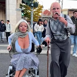 Katja Krasavice und Twenty4tim begeistern mit Oldies-Look