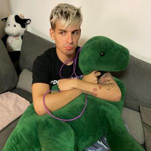 Extrakoffer: "Queen of Drags"-Katy nimmt Müll-Dino mit!
