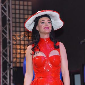 Top oder Flop? Katy Perry überrascht als Latex-Fliegenpilz