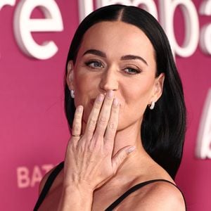 Katy Perry glänzt bei Selena Gomez im kleinen Schwarzen