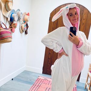 Ultrasüß: Hier posiert Katy Perry als schwangerer Osterhase