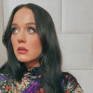 "Alles ein Fake": Katy Perry präsentiert ihre echten Haare