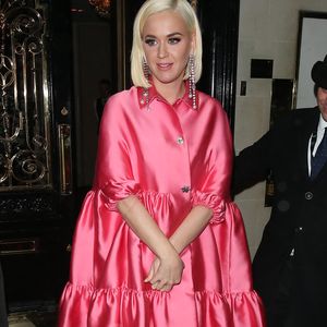 Pinkes Puff-Dessert? Katy Perry trägt ungewöhnlichen Mantel!