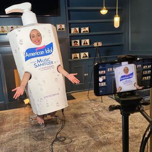 Katy Perry verkleidet sich als Riesen-Desinfektionsmittel