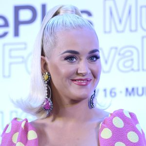 Schwangere Katy Perry schiebt ruhige Baby-Kugel im Badeanzug
