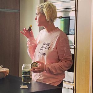 Schwangere Katy Perry kann sauren Gurken nicht widerstehen