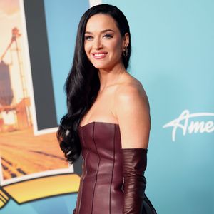 So fleißig: Katy Perrys Tochter hilft beim Albensignieren
