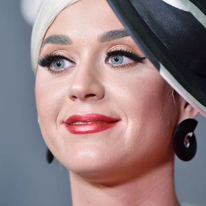 Katy Perry zeigt auf der Straße ihren Verlobungs-Klunker!