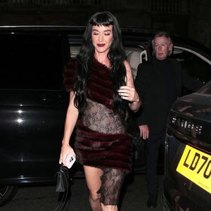 Sängerin Katy Perry feiert im Dark-Glamour-Look in London