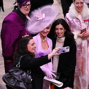Krönungs-Selfies: Katy Perry posiert mit Fans in der Kirche!