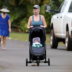 Hier schiebt Katy Perry relaxt ihre Tochter durch die Gegend