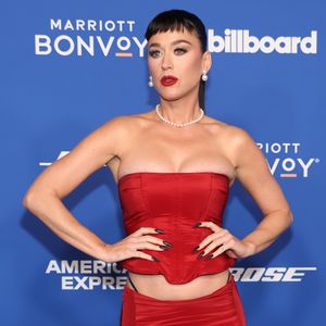 In diesem gewagten Outfit schmeißt Katy Perry eine Party