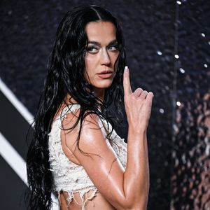 Katy Perry trägt imposantes Statement-Tattoo auf der Haut