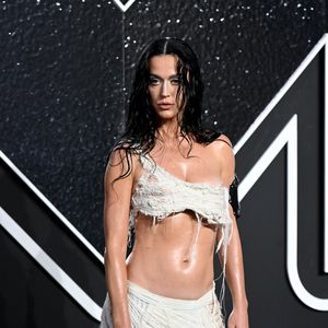 Vor Flug ins All: Katy Perry teilt erstes Foto im Raumanzug