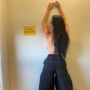 Heiße Pose: Katy Perry bringt Fans oben ohne ins Schwitzen