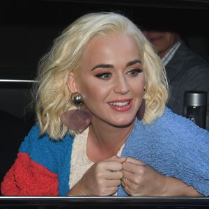Im grauen Hoodie: Hier versteckt Katy Perry ihren Babybauch
