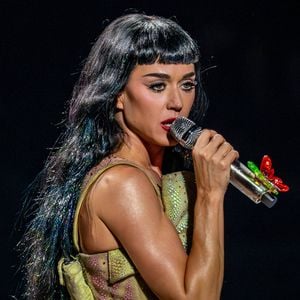 Lustiger Clip: Katy Perry wirft Kreditkarte in Trevi-Brunnen