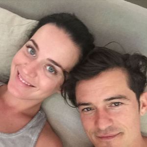 Couch-Selfie mit Orlando: Katy Perry zeigt sich ungeschminkt