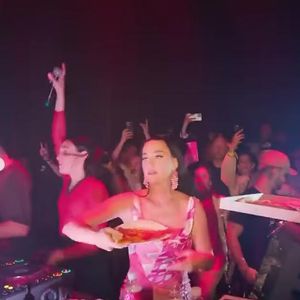 Wilde Party im Klub: Katy Perry bewirft ihre Fans mit Pizza