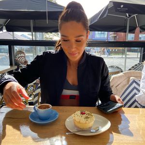 Fitness-Star Kayla Itsines haderte mit Kuchen-Bild von sich